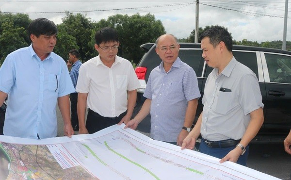 Phó Chủ tịch UBND tỉnh Đắk Lắk Trương Công Thái nghe báo cáo về tình hình thực hiện công tác giải phóng mặt bằng dự án. Ảnh: Thủy Loan dak-lak-1.jpg