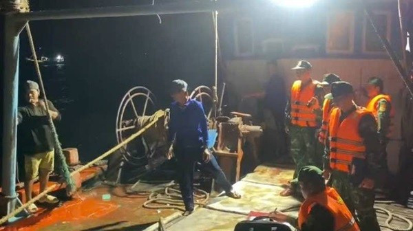 Lực lượng biên phòng phát hiện hai tàu cá vi phạm quy định trong hoạt động khai thác thủy sản. Ảnh: BP vinh-long-5.jpg