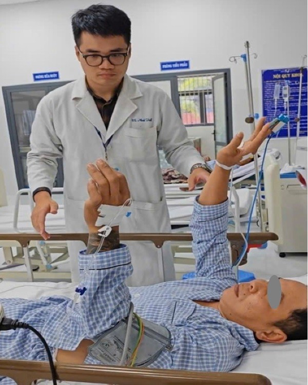 Bác sĩ Huỳnh Minh Triết (Bệnh viện Nhân Dân 115) đánh giá sự phục hồi ngoạn mục sức cơ của bệnh nhân T.V.K ngay sau truyền thuốc tiêu sợi huyết. Ảnh: SYT syt-2.jpg