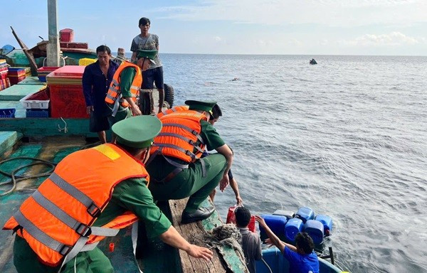 Lực lượng Đồn Biên phòng Côn Đảo, BĐBP TP HCM tiếp cận các ngư dân bị nạn, đưa lên tàu vào bờ an toàn. Ảnh: Quang Anh qa-1.jpg