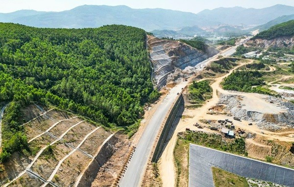 HĐND tỉnh Gia Lai thông qua Nghị quyết cho phép chuyển mục đích sử dụng 8,84 ha rừng sản xuất để thực hiện dự án Trạm dừng nghỉ Km77+820 trên tuyến cao tốc Bắc – Nam phía Đông. Ảnh minh họa gia-lai-2.jpg