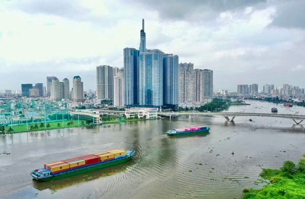 Tàu container trên sông Sài Gòn giao thương hàng hóa liên vùng. Ảnh: HOÀNG HÙNG tp-hcm-5.jpg