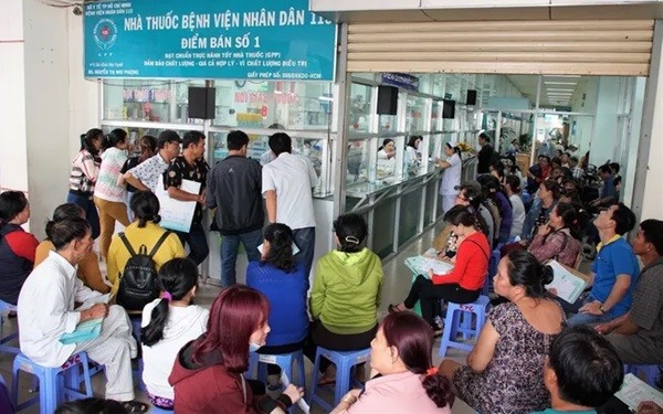 Người dân mua thuốc tại Bệnh viện 115. Ảnh: HOÀNG HÙNG tp-hcm-3.jpg