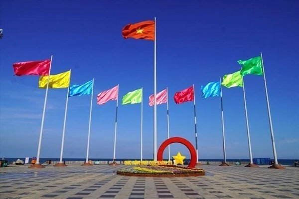Hàng cột cờ từng là điểm nhấn một thời ở khu vực Quảng trường Bãi Sau Vũng Tàu. Ảnh: IT cot-co-1.jpg