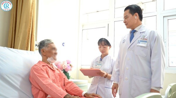 Bác sĩ thăm khám bệnh nhân sau ca phẫu thuật. Ảnh: Bệnh viện Chợ Rẫy. cho-ray-1.jpg