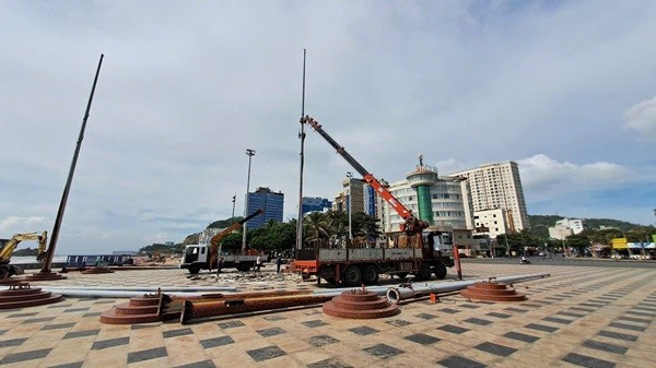 Tháo dỡ các cột cờ tại giao lộ Hoàng Hoa Thám – Thùy Vân. Ảnh: Thiên Bảo cot-co-2.jpg