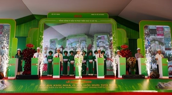 Các đại biểu tham dự lễ khởi công xây dựng dự án nhà ở xã hội tại phường Hiệp Bình. Ảnh: Bảo Ninh hinh-1.jpg
