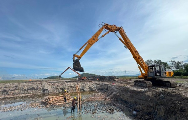 Các nhà thầu triển khai thi công trên những đoạn tuyến đã được bàn giao mặt bằng. Ảnh: Thủy Loan dak-lak-2.jpg