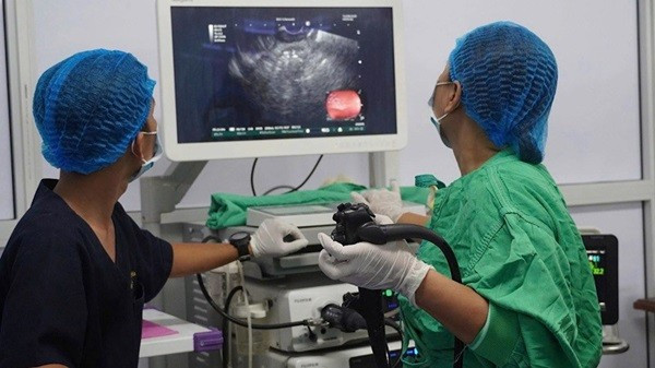 Ê - kíp nội soi đặt stent LAMS cho bệnh nhân. Ảnh: BVCC