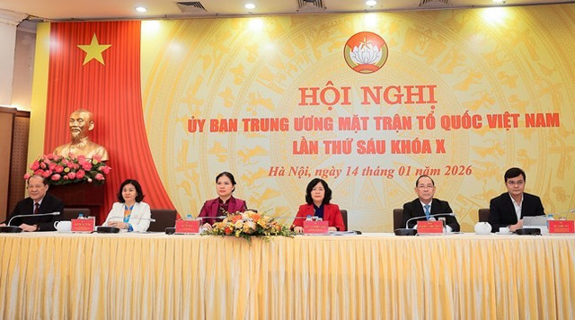 Bà Bùi Thị Minh Hoài, Ủy viên Bộ Chính trị, Bí thư Trung ương Đảng, Bí thư Đảng ủy Mặt trận Tổ quốc, các đoàn thể Trung ương, Chủ tịch Ủy ban Trung ương Mặt trận Tổ quốc Việt Nam cùng các đồng chí trong Ban Thường trực chủ trị Hội nghị Ủy ban Trung ương MTTQ Việt Nam lần thứ sáu, khóa X