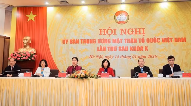 Bà Bùi Thị Minh Hoài, Ủy viên Bộ Chính trị, Bí thư Trung ương Đảng, Bí thư Đảng ủy Mặt trận Tổ quốc, các đoàn thể Trung ương, Chủ tịch Ủy ban Trung ương Mặt trận Tổ quốc Việt Nam cùng các đồng chí trong Ban Thường trực chủ trị Hội nghị Ủy ban Trung ương MTTQ Việt Nam lần thứ sáu, khóa X