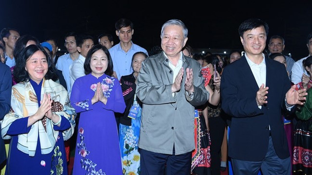 Tổng Bí thư Tô Lâm và Chủ tịch Ủy ban Trung ương MTTQ Việt Nam Bùi Thị Minh Hoài chung vui Ngày hội đại đoàn kết toàn dân tộc với nhân dân phường Thượng Cát, thành phố Hà Nội ngày 14/11/2025