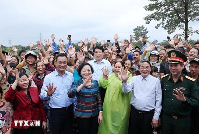 Chủ tịch nước Lương Cường, Chủ tịch Ủy ban Trung ương Mặt trận Tổ quốc Việt Nam Bùi Thị Minh Hoài thăm hỏi, động viên nhân dân vùng lũ lụt, bị ngập nước xã Gò Nổi. (Ảnh: Lâm Khánh/TTXVN)