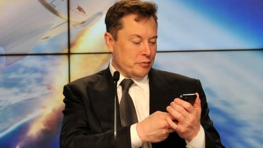 Elon Musk - tỷ phú giàu nhất hành tinh được cho là đang sử dụng cả iPhone và một chiếc Samsung Galaxy. Ảnh: LinkedIn ty-phu1.jpg
