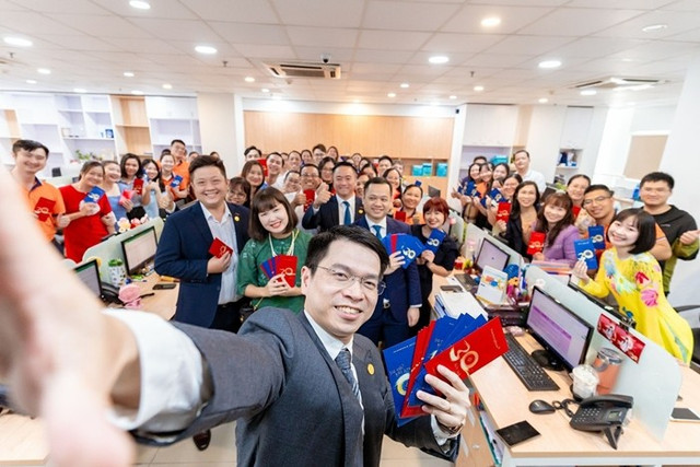 Chủ tịch KienlongBank cùng nhân viên. Ảnh: Nguoiquansat kienlong-bank4.jpg