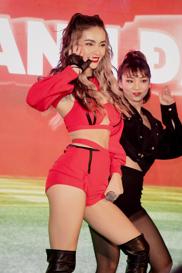 Mỹ nhân '1000 năm có 1' Mlee có gu thời trang cá tính, sexy siêu đỉnh - Hình 5 My nhan '1000 nam co 1' Mlee co gu thoi trang ca tinh, sexy sieu dinh-Hinh-5