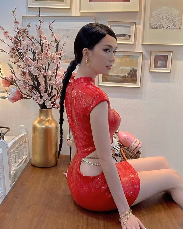 Ngoc Trinh an mac cuc sexy dau nam moi-Hinh-4