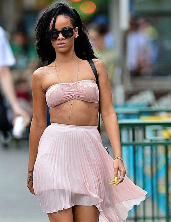 Rihanna diện quần hở gần hết vòng ba gây ức chế - Hình 10 Rihanna dien quan ho gan het vong ba gay uc che-Hinh-10