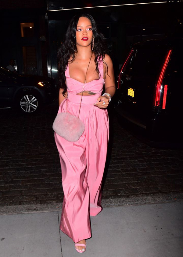 Rihanna diện quần hở gần hết vòng ba gây ức chế - Hình 8 Rihanna dien quan ho gan het vong ba gay uc che-Hinh-8