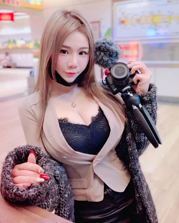 Hotgirl Đài Loan cố tình show body “phồn thực“ khi đi mua đồ ăn Hotgirl Dai Loan co tinh show body “phon thuc“ khi di mua do an