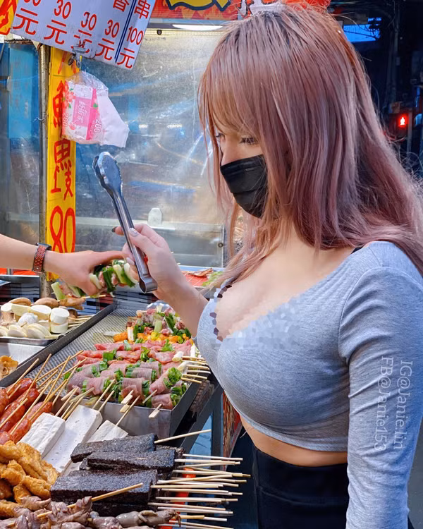 Hotgirl Dai Loan co tinh show body “phon thuc“ khi di mua do an-Hinh-5