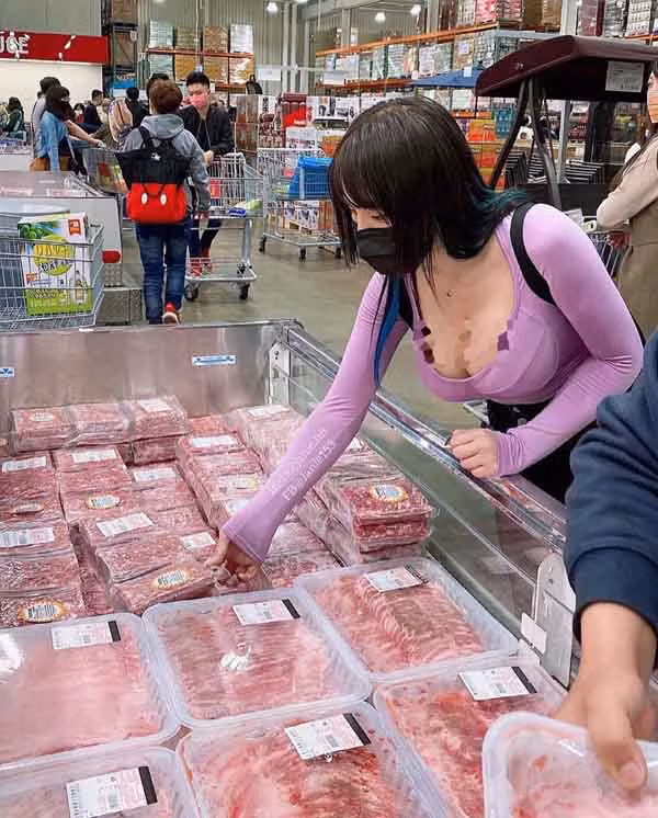 Hotgirl Dai Loan co tinh show body “phon thuc“ khi di mua do an-Hinh-6