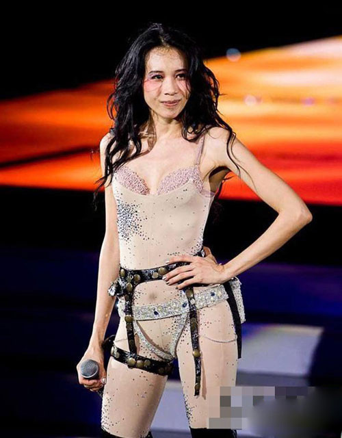 Mạc Văn Uý lại diện thời trang gây phẫn nộ - Hình 16 Mac Van Uy lai dien thoi trang gay phan no-Hinh-16