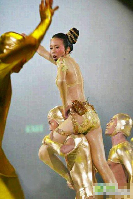 Mạc Văn Uý lại diện thời trang gây phẫn nộ - Hình 11 Mac Van Uy lai dien thoi trang gay phan no-Hinh-11