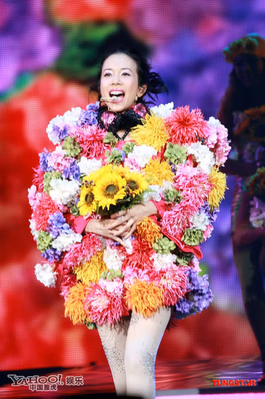 Mac Van Uy lai dien thoi trang gay phan no-Hinh-6