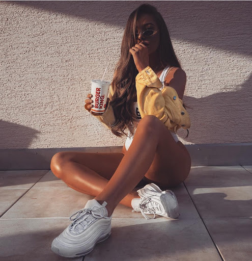 Mỹ nhân khoe phong cách 'mặc bikini đi sneaker' siêu sexy My nhan khoe phong cach 'mac bikini di sneaker' sieu sexy