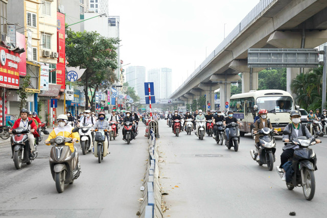 Đường Nguyễn Trãi ở Hà Nội vẫn hỗn loạn sau gần 4 tháng phân làn - Hình 2 Duong Nguyen Trai o Ha Noi van hon loan sau gan 4 thang phan lan-Hinh-2
