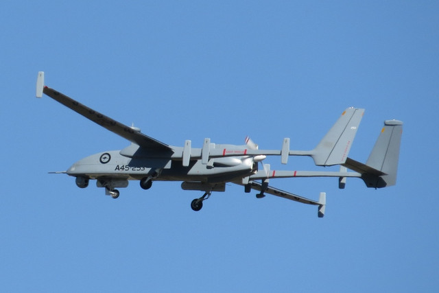 "Gương mặt" UAV Heron 1 Việt Nam có thể đã mua từ Israel - Hình 6 Heron 1 đạt tốc độ tối đa 280 km/h, tốc độ hành trình 110-150 km/h. Nó được trang bị hệ thống điều khiển hiện đại và có thể tự động quay trở về căn cứ trong trường hợp bị mất kết nối với trạm mặt đất. Ảnh: Ainonline.