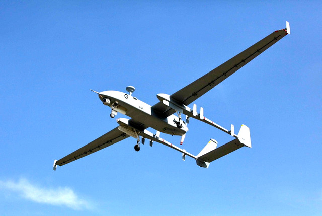 "Gương mặt" UAV Heron 1 Việt Nam có thể đã mua từ Israel - Hình 9 Thời gian gần đây, hợp tác quốc phòng giữa Việt Nam và Israel có bước phát triển mạnh mẽ. Doanh số bán vũ khí của Israel tại Việt Nam đã tăng lên khoảng 1,5 tỷ USD trong thập niên qua. Đặc biệt, Việt Nam đã mua công nghệ để sản xuất súng trường tấn công Galil ACE tại Việt Nam. Ảnh: Fight Global.