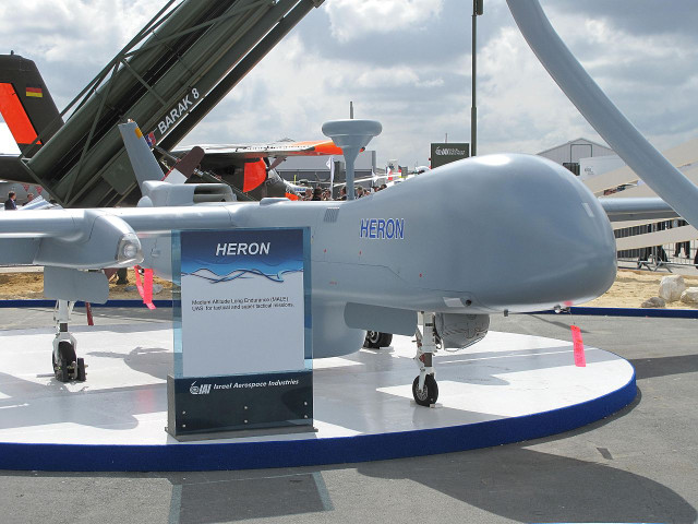 "Gương mặt" UAV Heron 1 Việt Nam có thể đã mua từ Israel - Hình 2 Tổng giá trị hợp đồng khoảng 140 triệu USD. Nguồn tin nói rằng giá trị hợp đồng như vậy là quá cao, đơn giá của Heron 1 ước tính khoảng 10 triệu USD. Tuy nhiên, một số hợp đồng mua thiết bị quân sự nếu kèm theo linh kiện, thiết bị phụ trợ, đào tạo thì giá trị hợp đồng có thể cao hơn rất nhiều so với đơn giá gốc của sản phẩm. Ảnh: Wikipedia.