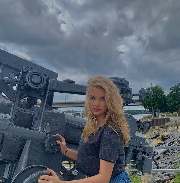 Nhan sac Eden Wood tuoi vi thanh nien khac biet so thoi hoa hau nhi-Hinh-11