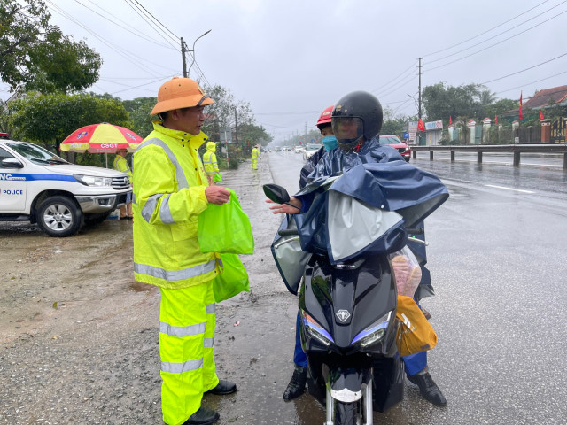 CSGT Thừa Thiên Huế đội mưa tiếp sức người dân trở lại thành phố sau Tết CSGT Thua Thien Hue doi mua tiep suc nguoi dan tro lai thanh pho sau Tet