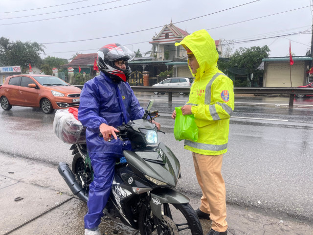 CSGT Thừa Thiên Huế đội mưa tiếp sức người dân trở lại thành phố sau Tết - Hình 4 CSGT Thua Thien Hue doi mua tiep suc nguoi dan tro lai thanh pho sau Tet-Hinh-4