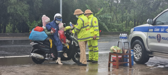 CSGT Thừa Thiên Huế đội mưa tiếp sức người dân trở lại thành phố sau Tết - Hình 7 CSGT Thua Thien Hue doi mua tiep suc nguoi dan tro lai thanh pho sau Tet-Hinh-7