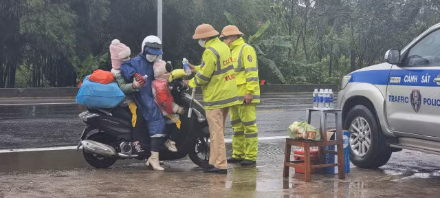 CSGT Thua Thien Hue doi mua tiep suc nguoi dan tro lai thanh pho sau Tet-Hinh-7