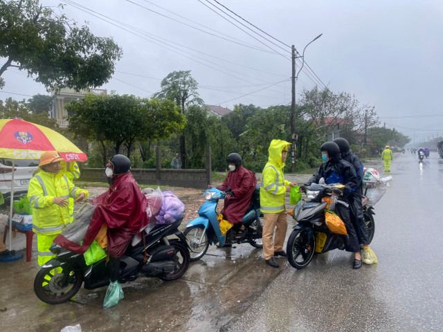 CSGT Thừa Thiên Huế đội mưa tiếp sức người dân trở lại thành phố sau Tết - Hình 2 CSGT Thua Thien Hue doi mua tiep suc nguoi dan tro lai thanh pho sau Tet-Hinh-2