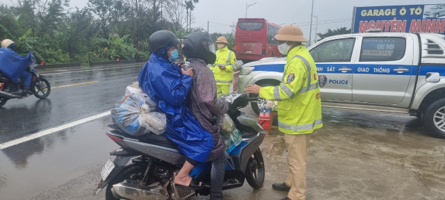 CSGT Thừa Thiên Huế đội mưa tiếp sức người dân trở lại thành phố sau Tết - Hình 8 CSGT Thua Thien Hue doi mua tiep suc nguoi dan tro lai thanh pho sau Tet-Hinh-8