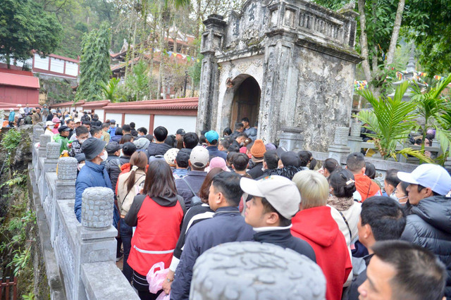 Hang nghin nguoi khai hoi chua Huong-Hinh-8