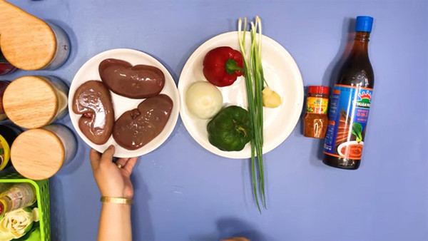 Mẹo xử lý món cật heo xào ớt bồi bổ cho quý ông - Hình 3 Meo xu ly mon cat heo xao ot boi bo cho quy ong-Hinh-3