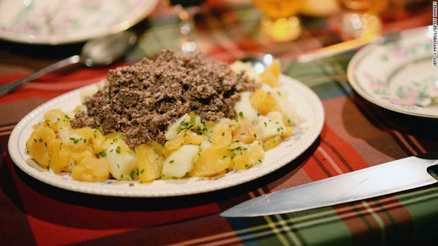 Món ăn kinh dị như tạp phí lù lại là "quốc ẩm" của Scotland - Hình 2 Mon an kinh di nhu tap phi lu lai la