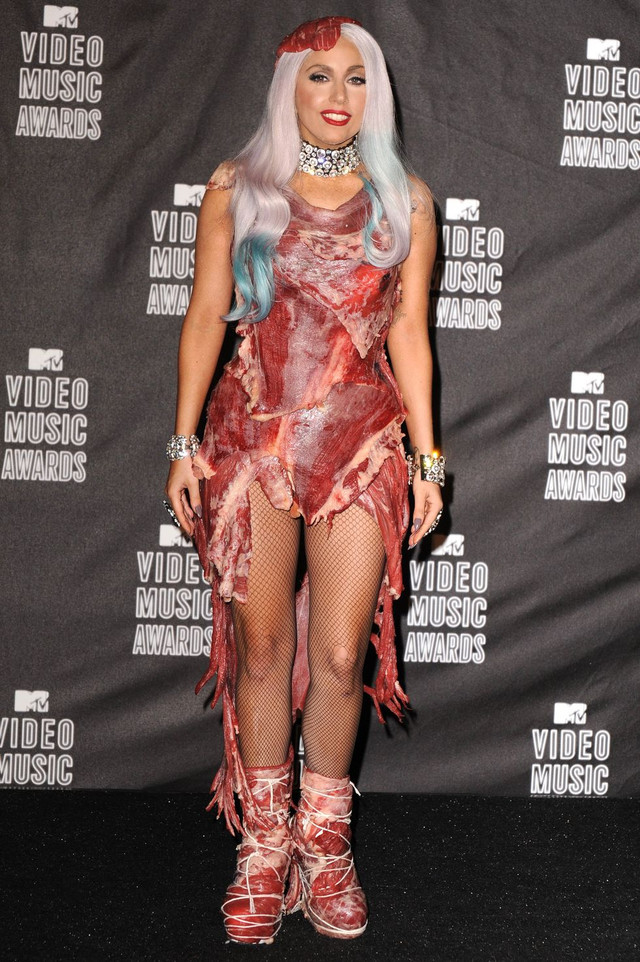 Những “thảm họa” thời trang tại BAFTA TV Awards - Hình 13 Nhung “tham hoa” thoi trang tai BAFTA TV Awards-Hinh-13