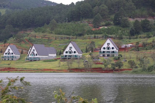 Di tích quốc gia hồ Tuyền Lâm đang bị những doanh nghiệp nào xâm phạm? Di tich quoc gia ho Tuyen Lam dang bi nhung doanh nghiep nao xam pham?