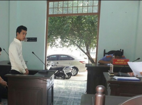Thời sự nóng 28/2: Giật túi xách của vợ cảnh sát cơ động và cái kết - Hình 2 Thoi su nong 28/2: Giat tui xach cua vo canh sat co dong va cai ket-Hinh-2