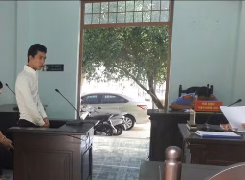 Thoi su nong 28/2: Giat tui xach cua vo canh sat co dong va cai ket-Hinh-2