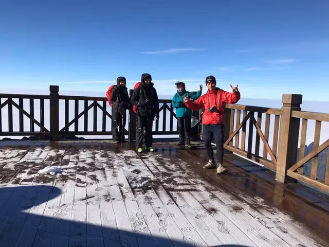 Gioi tre thich thu nan hinh tuyet tren dinh Fansipan-Hinh-4