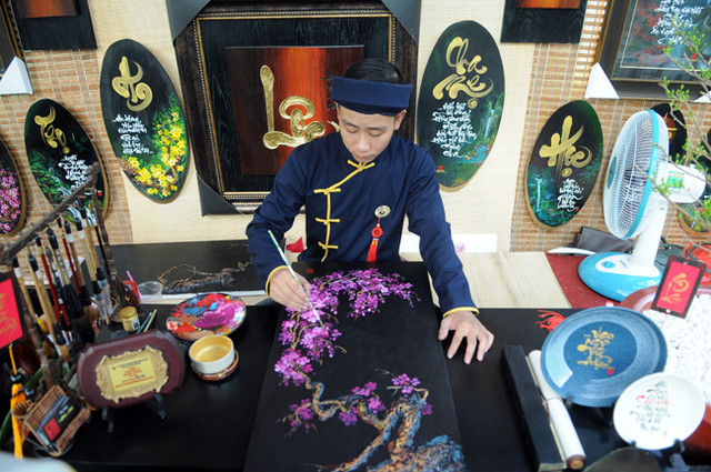 Phố ông Đồ vàng rực, thu hút giới trẻ đến "check in" dịp Tết Nguyên đán - Hình 3 Pho ong Do vang ruc, thu hut gioi tre den